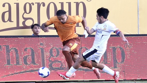 Simone Inzaghi celebrating with his Inter Milan players after beating Barcelona.